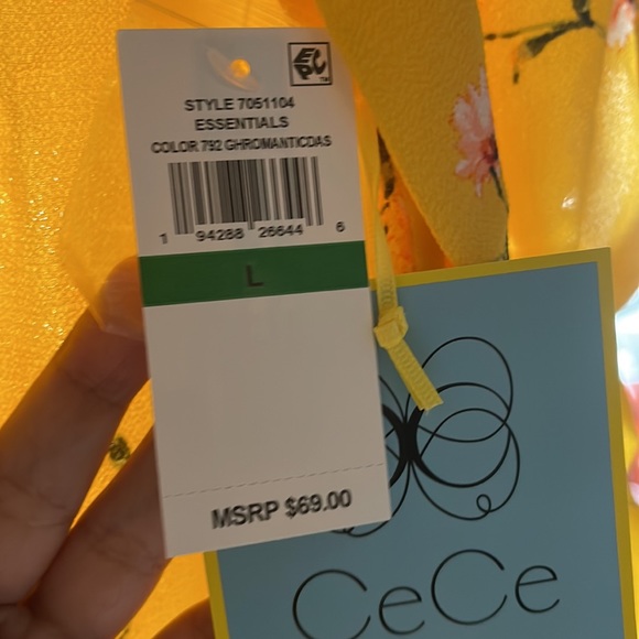 CeCe blouse 👚 - Picture 6 of 6